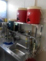 奶茶店转让，处理一批设备有封口机，四缸果汁机，操作台，保温桶，