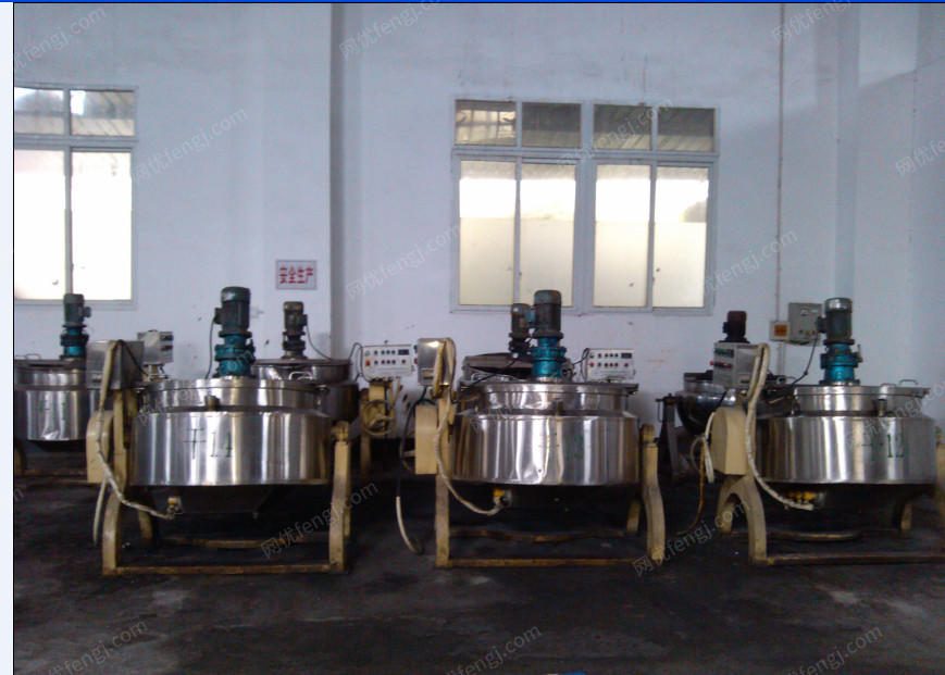 化工厂300L搅拌夹层锅13个、调料罐12个、3立方干燥机烘箱1个出售公告