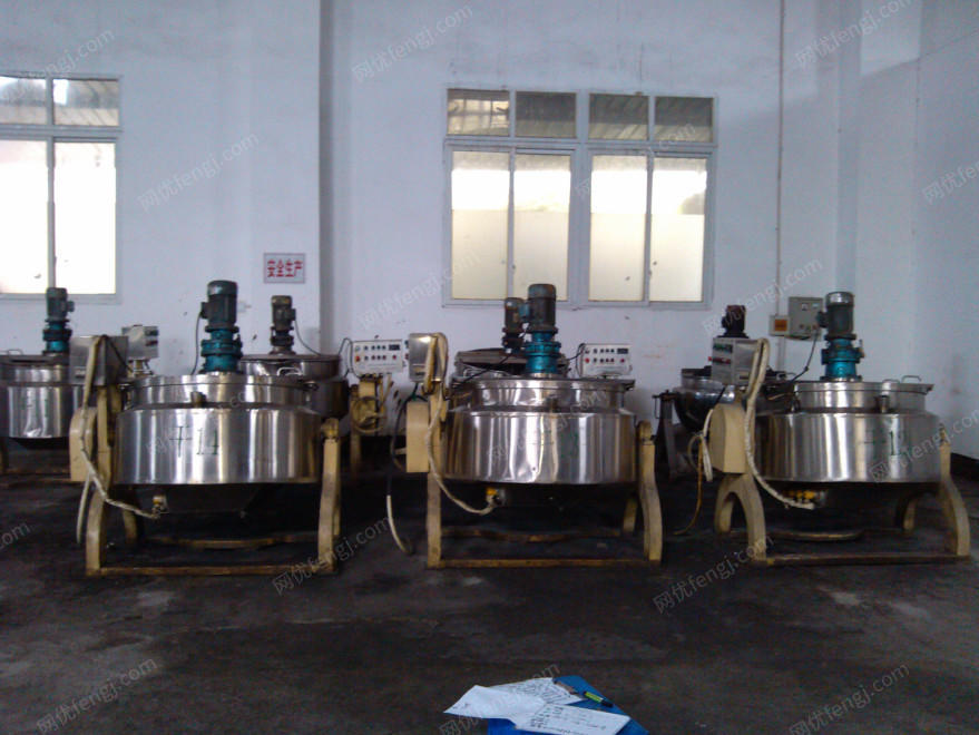 化工厂300L搅拌夹层锅13个、调料罐12个、3立方干燥机烘箱1个出售公告