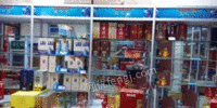 山东济南烟酒超市因为生意不当关门，处理货架一批