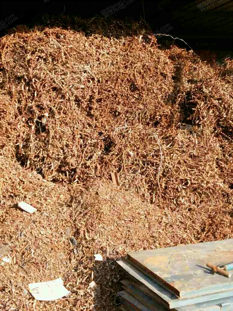 出售明亮的刨花铁削