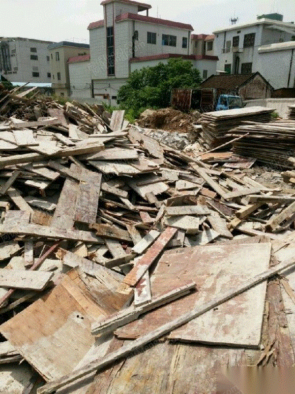 诚信长期高价回收工地柴,废模板,木方