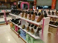出售超市倒闭,大量鞋货架,包包货架