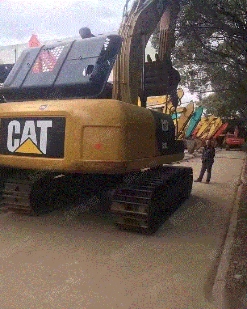 一台卡特彼勒320d2gc挖掘机出售