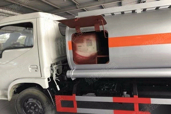 低价出售国三带牌加油车