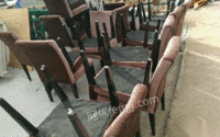 有一批九成新桌子和椅子出售