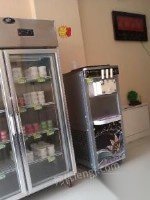 出售九成新奶吧设备操作台冷柜一体机.打蛋器