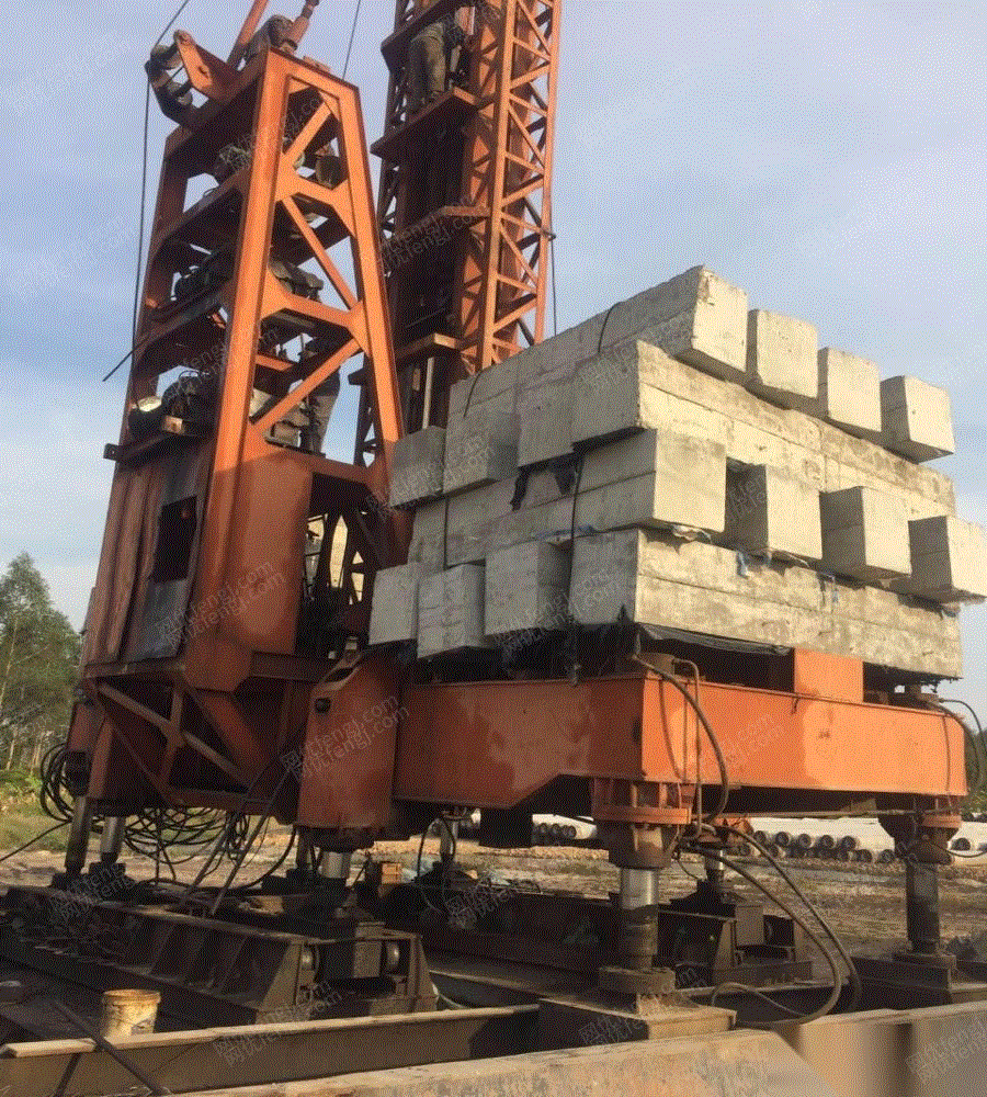 出售400t及200t顶压式静压桩机各一台