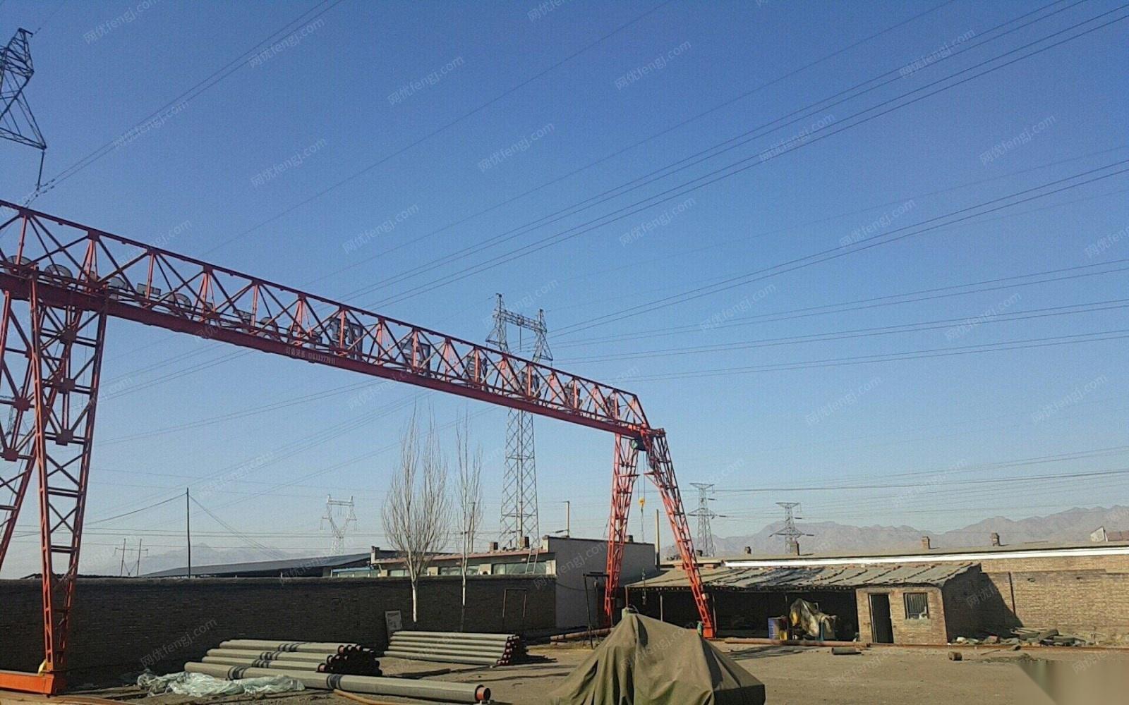 九成新龙门吊五吨出售，带84米钢轨，200米电缆，100米电线