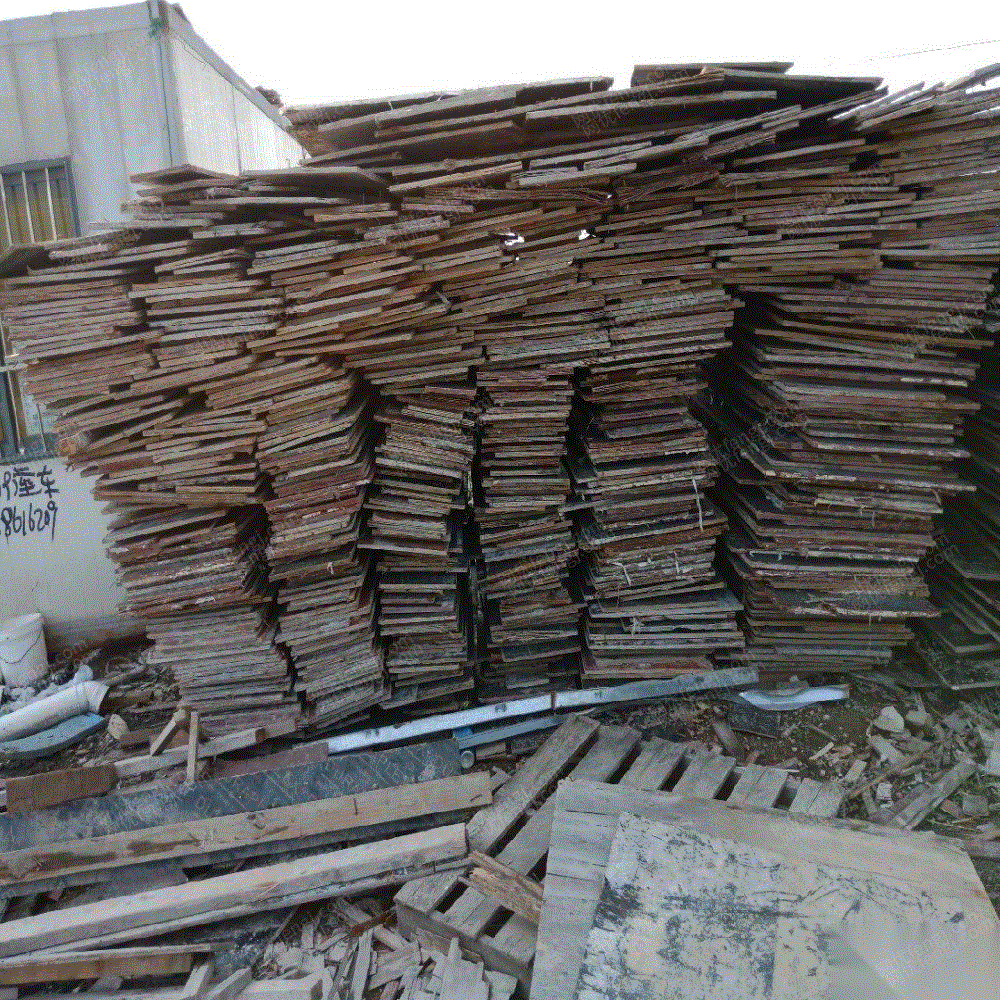 高价回收工地废旧木板,毛竹片,圆木以及烂柴