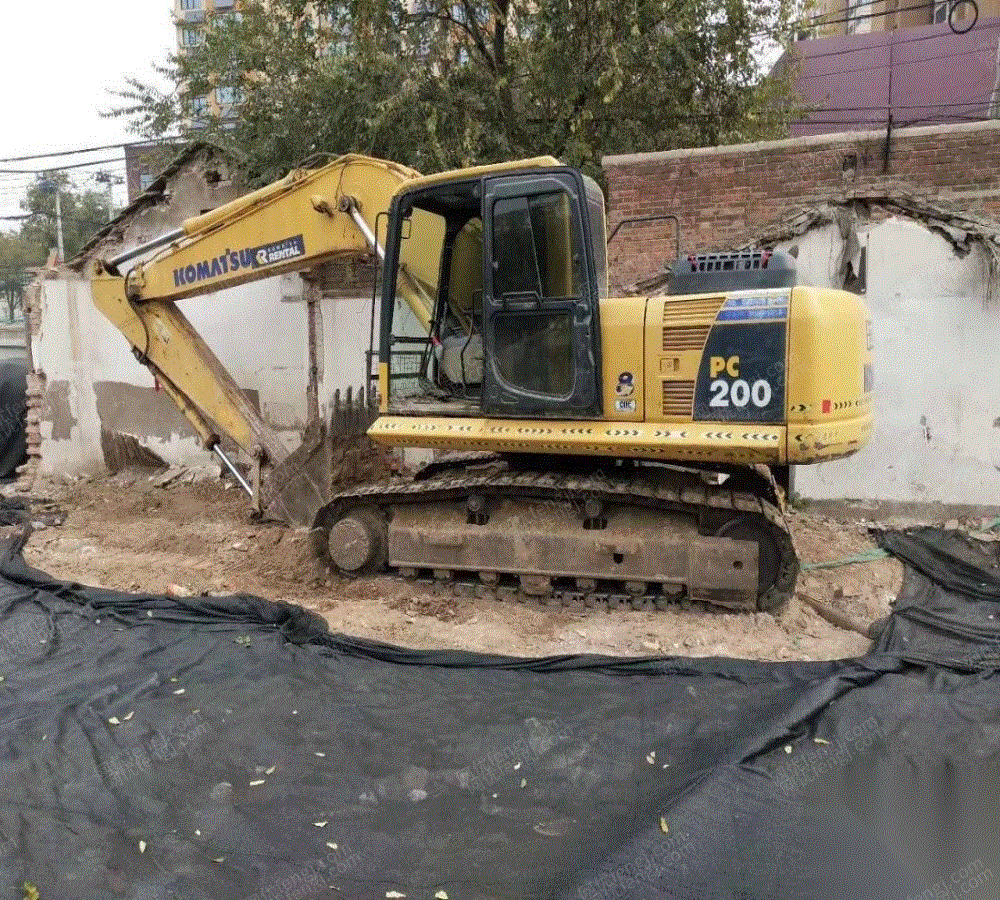 工地闲置小松200-8挖机一台12年手续齐全 38万元