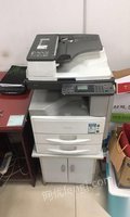转让东芝5530复印机及胶装切纸机 13000元 2台理光2501.，1台胶装机1台 切纸机1台 另有桌面打印机2台 及相关耗材若干