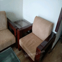 家里正在用的实木沙发一套，一大一中，一小，俩沙发桌子 12000元出售