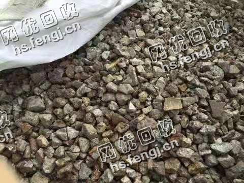 内 蒙古乌兰察布地区出售51-52品位铬铁小颗粒块