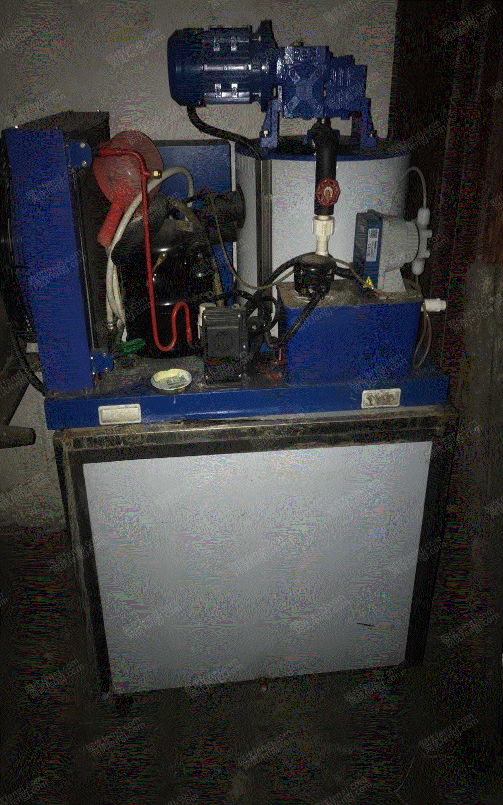 出售二手制冰机一台,冰台3个 15000元