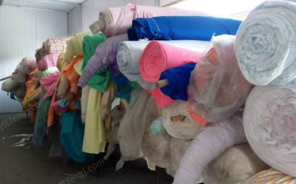 毛绒玩具厂破产出售15吨布匹材料，丝带，货架，毛绒玩具