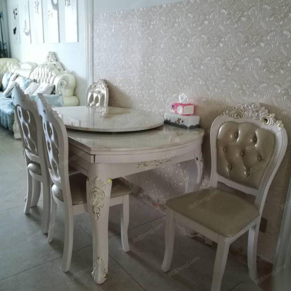 出售二手全新欧式家具，沙发是皮布结合3.5米.1.36米大理石圆餐桌.等