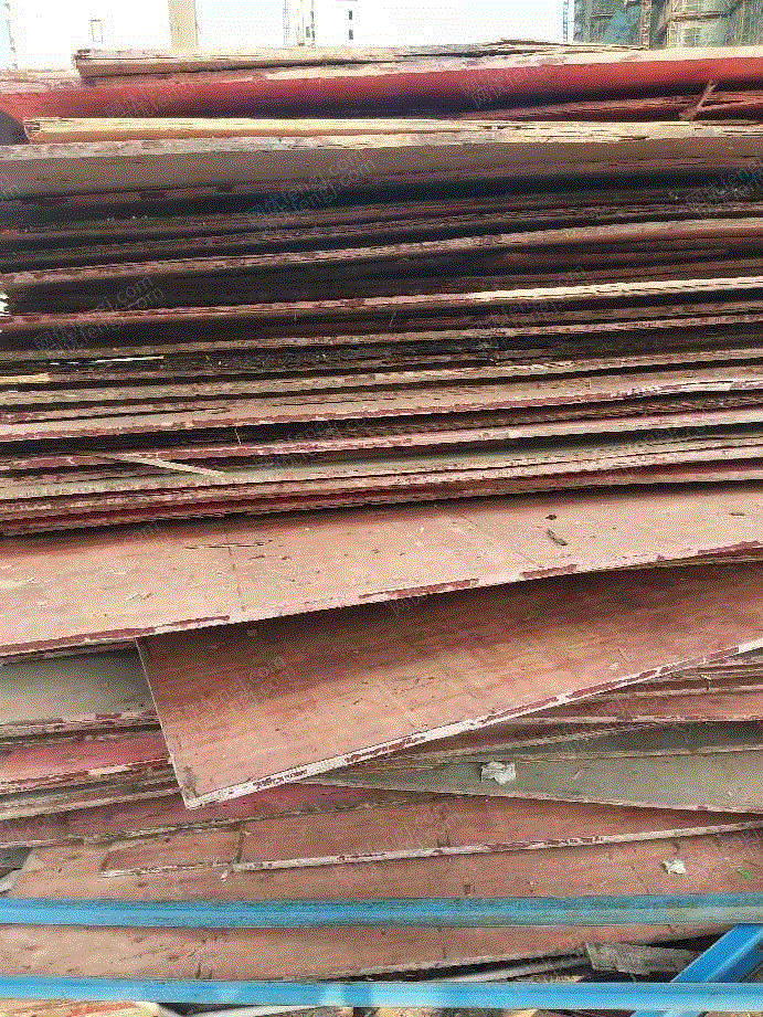 回收工地废铁废铜,旧模板旧模板柴火.拆装活动板房.机械设备