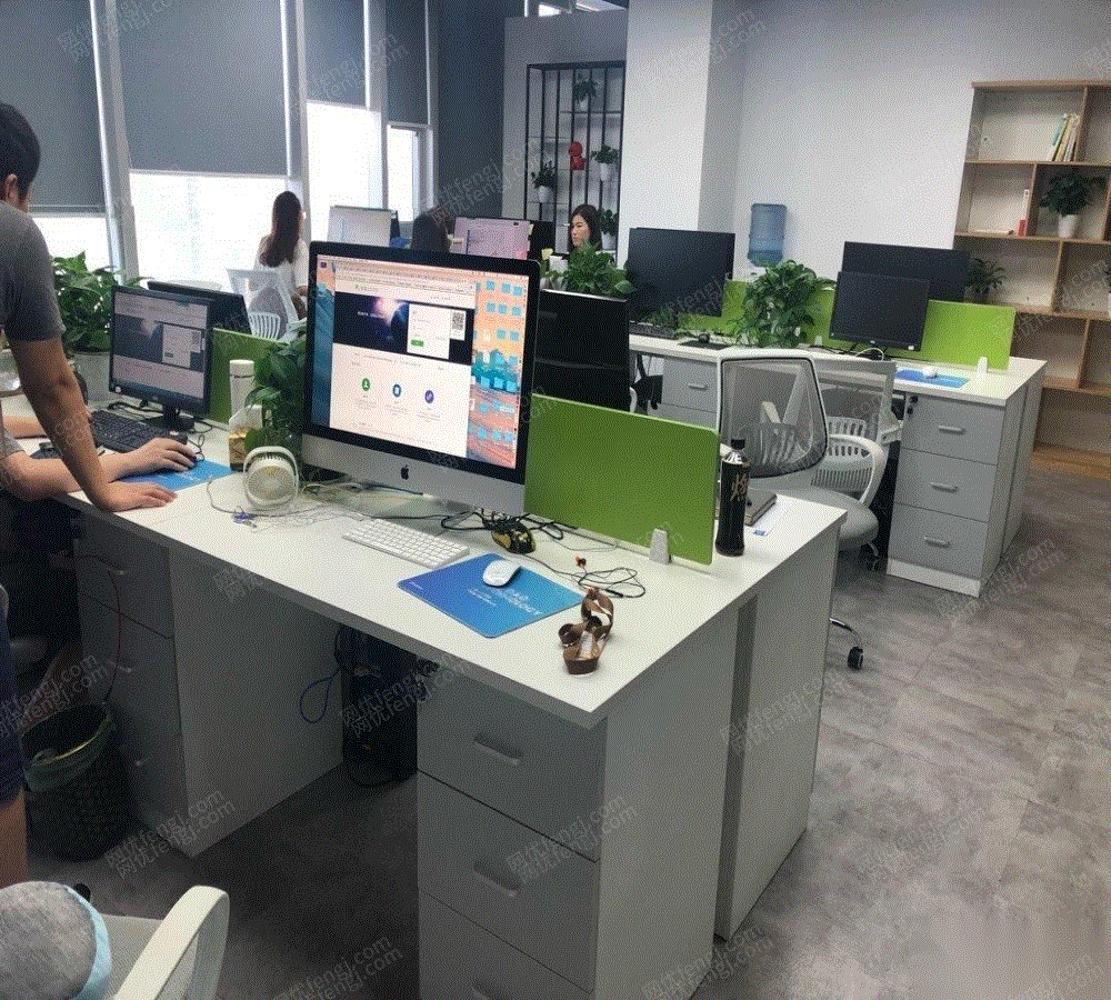因公司搬 家,九成新办公工位40-50个低价转让