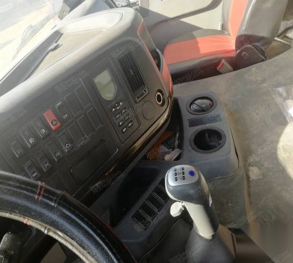 急转大14方后八轮17年二手豪沃搅拌车 30万元