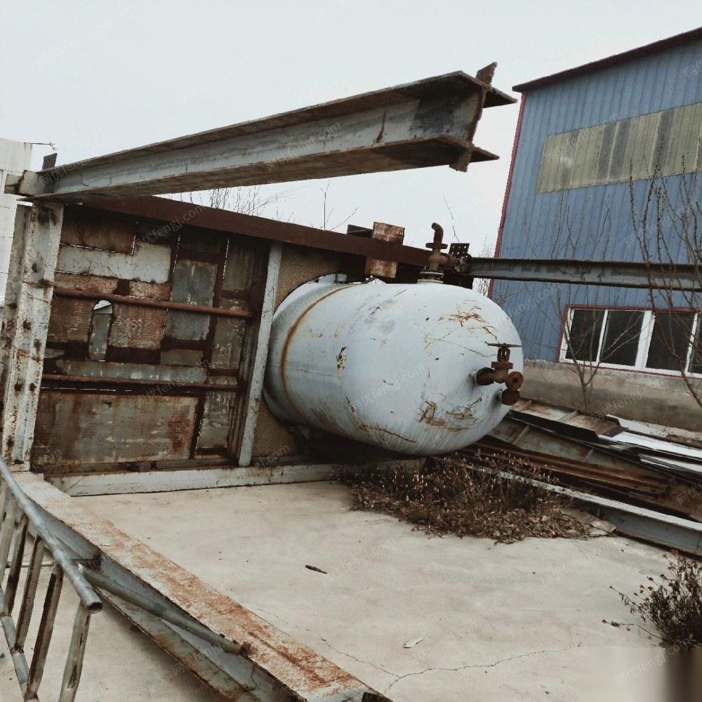 辽宁锦州不做了出售整套化工设备 ,3个1吨/2吨反应釜,3个搅拌罐,磷酸铁铝一套设备的, 看货议价.打包卖