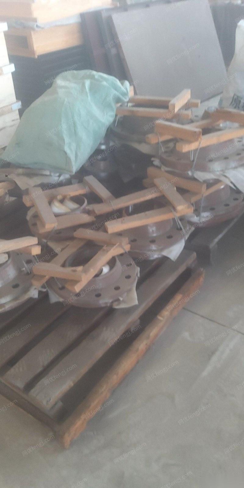 辽宁抚顺出售法兰材质正宗带颈对焊，大约4吨 10000元