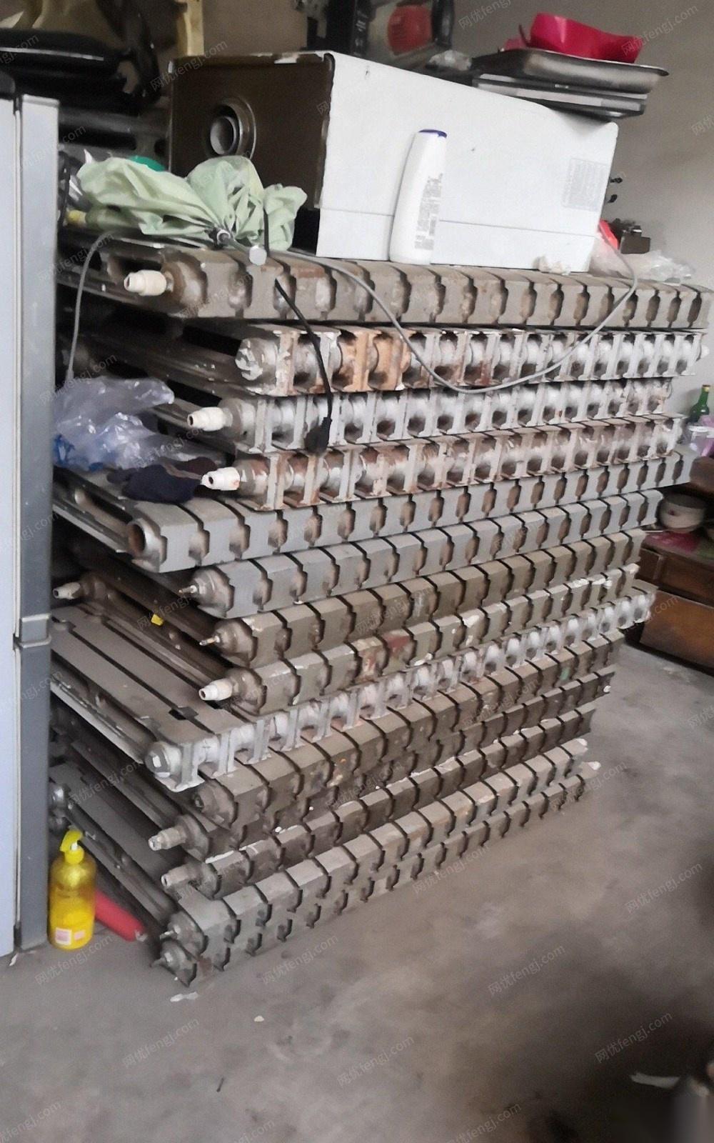 山东济南打包处理一批二手3000多株老铸铁暖气片