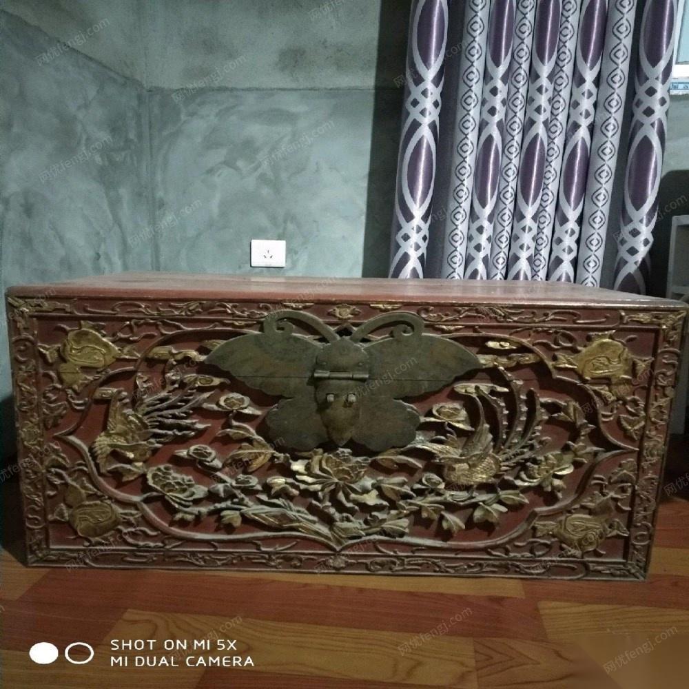 福建福州出售百年刷金漆雕刻箱 18000元出售