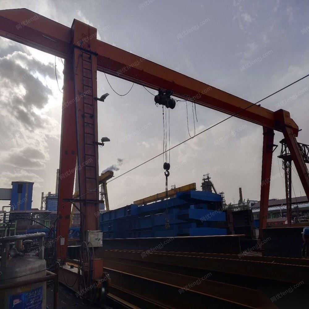 内蒙古赤峰打包出售闲置龙门吊两台 一台二十吨一台十六吨 含二百米轨道低价处理 15万元