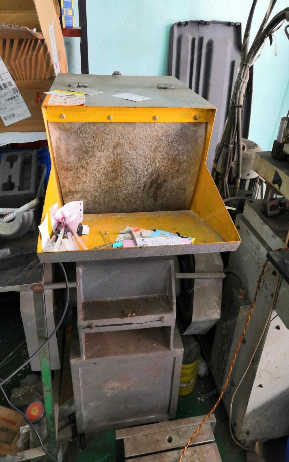 重庆渝北区二手立式注塑机，烘料机，粉碎机打包转让