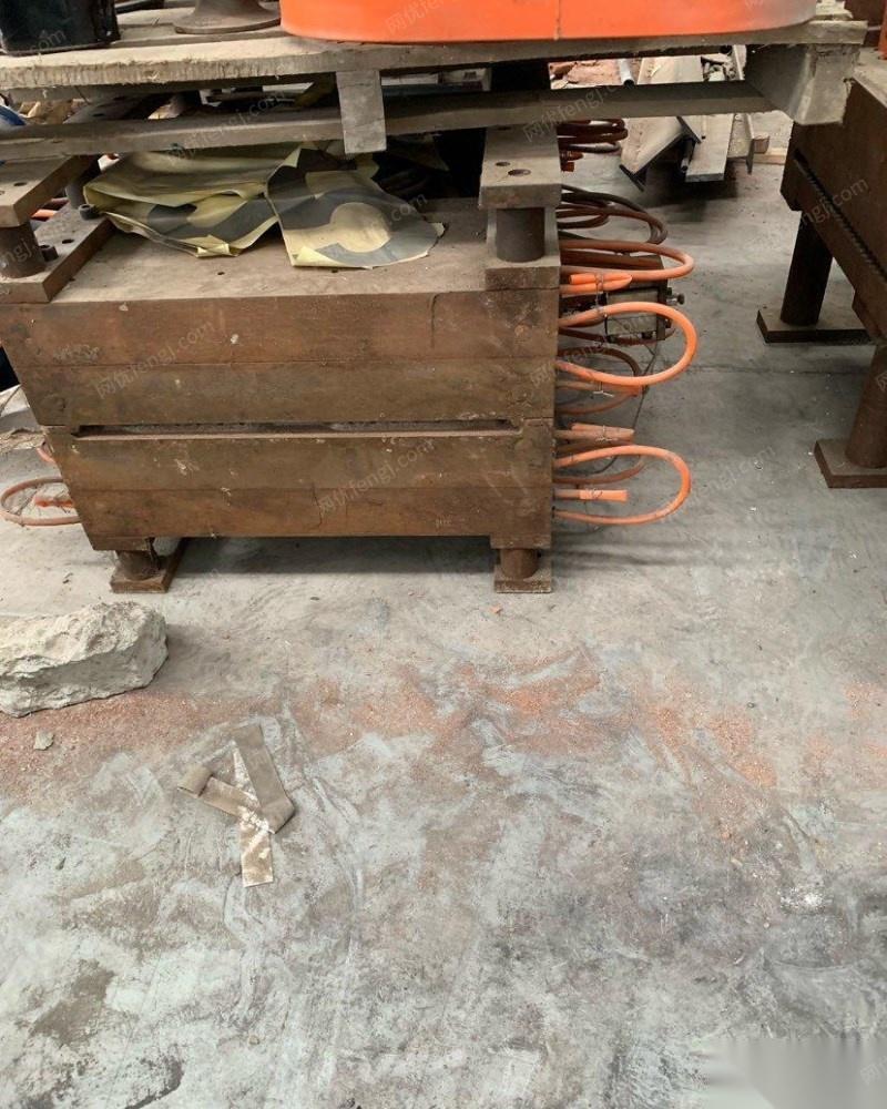 重庆巴南区吹塑模具和粉碎机 50000元出售