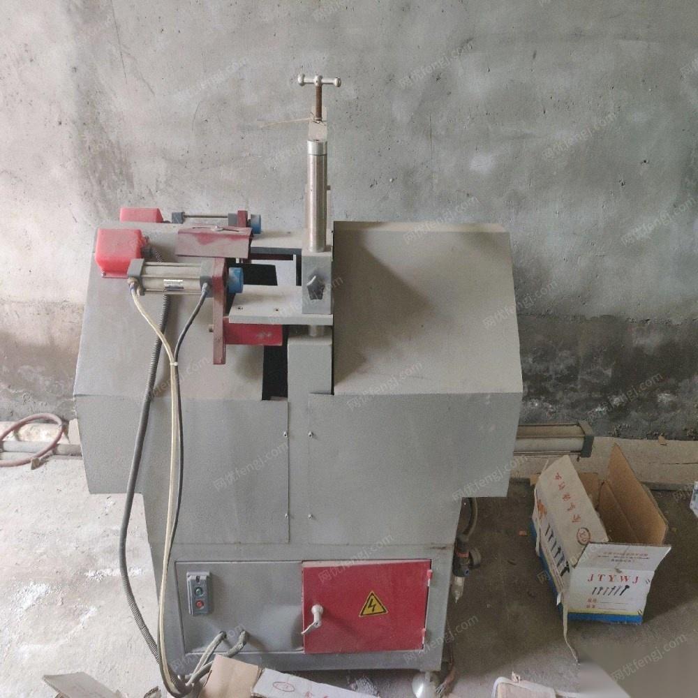新疆昌吉低价出售塑钢门窗设备 10000元 全新塑钢焊机，双头锯，v口锯，压条锯，空压机