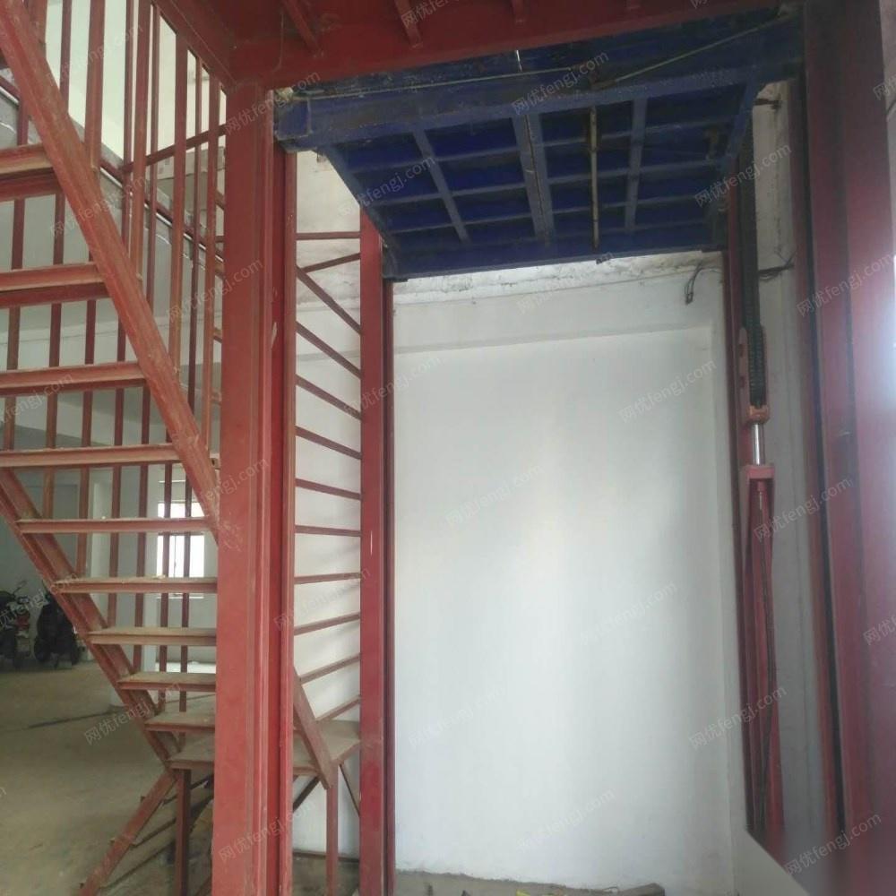 江苏镇江工业电梯低价转让 适用于厂房内货物上二楼 看货议价.