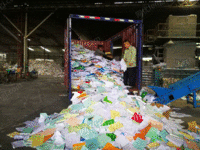 广州地区回收废纸箱、回收牛皮纸、废纸板、回收报纸、杂志回收、回收铜板纸、纸屑、书本、复印机,回收办公用纸等。
