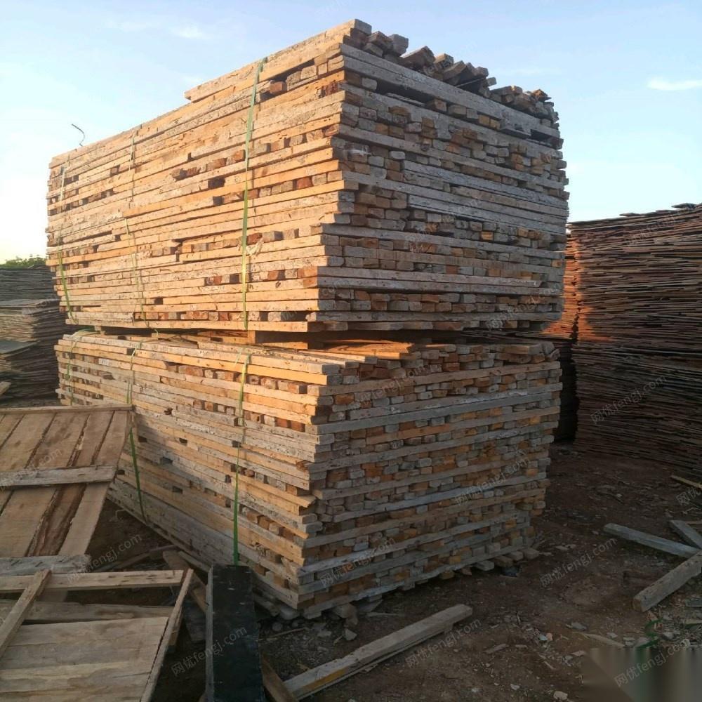 宁夏吴忠收购建筑工地方木、竹胶板以及废铁等。