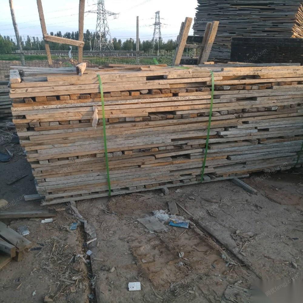 宁夏吴忠收购建筑工地方木、竹胶板以及废铁等。