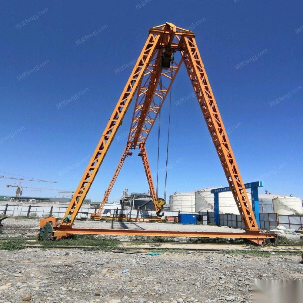 新疆昌吉工程完工，打包出售17年20吨龙门吊两台 20万元.另有18年50吨提梁机一台20万