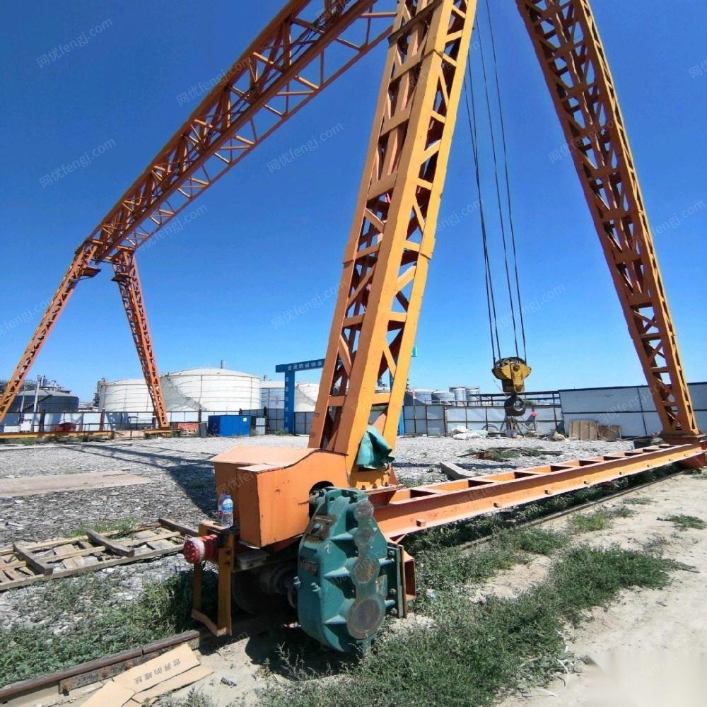 新疆昌吉工程完工，打包出售17年20吨龙门吊两台 20万元.另有18年50吨提梁机一台20万