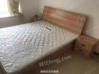 九成新木床低价出售