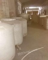 新疆乌鲁木齐因改行，低价出售铁水桶1个、塑料桶120个、葡萄糖酸钠、流代酸钠等废旧设施和材料
