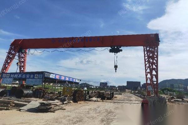 福建福州转让二手17年闲置恒远龙门吊一台,单梁双电葫芦,32吨24米度高9米,45型钢轨280米