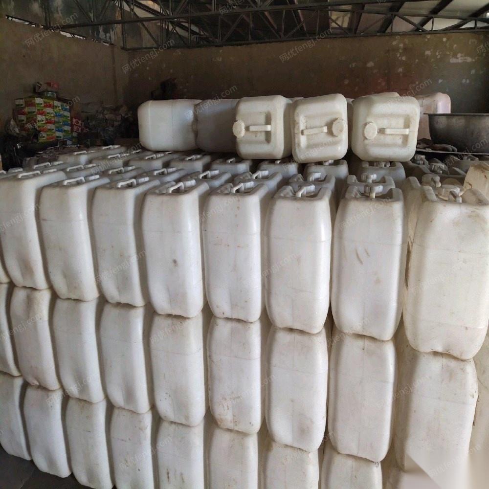 内蒙古包头出售九成新注塑机和25公斤塑料桶 100000元