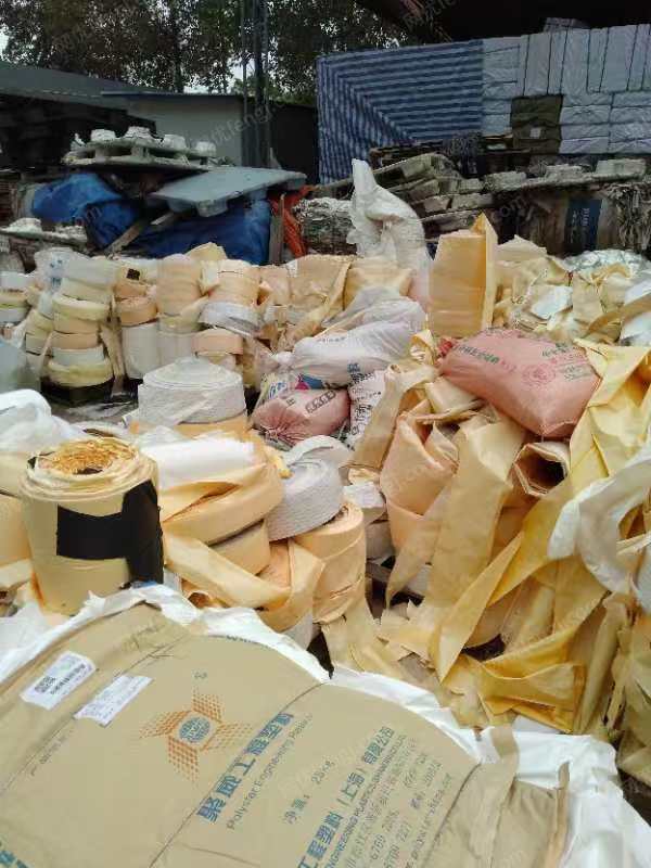 出售一批硅油纸废料，单膜双膜的都有，现货有100吨，在重庆渝北区 