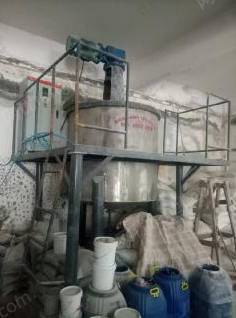 重庆环保不让做涂料厂出售1台3吨半立式真石漆机、22千瓦分散机、20吨左右真石漆沙，5吨左右重钙  看货议价.可单卖.