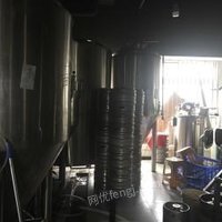 海南海口出售1套4月份安装精酿啤酒制造设备 三锅三器1-1.5吨精酿啤酒制造设备赠送生产配方。包含12个1吨发酵罐。国产的 安装没怎么用,打包卖.