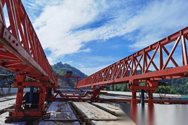 四川乐山市转让19年在位10吨龙门吊2台,30/120架桥机1台,80吨龙门吊2台  400米钢轨 看货议价.可单卖.