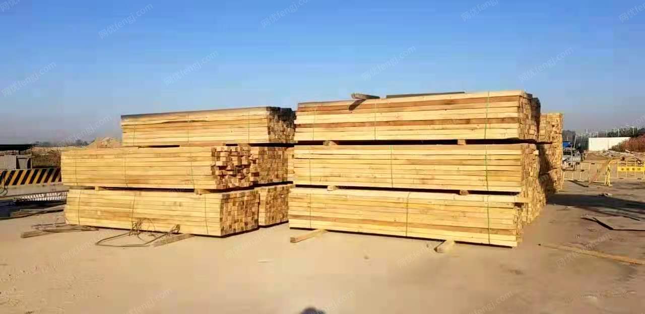 供应铁杉木方木有3-4半挂车，板子是大地实业的，有2-3半挂车