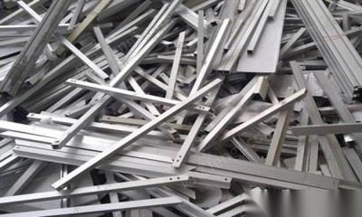 广东深圳因运输发生碰撞导致钢材受损出售二手钢材10吨 后期还有 自提2800元/吨.