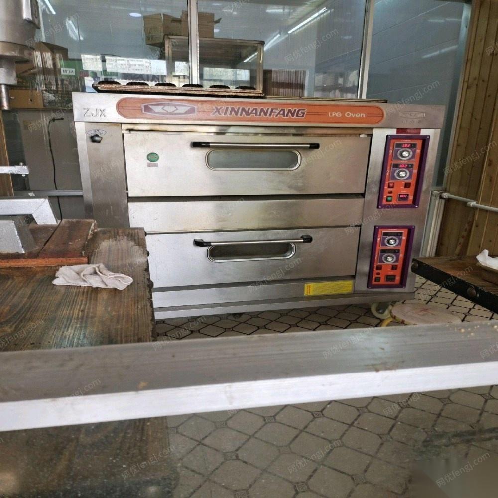 青海西宁本人有急事出售有九城新双层烤箱 8000元