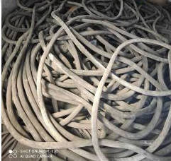 内蒙古呼和浩特出售煤矿高压电缆约1000米，排水管约2000根，移变三台，皮带及皮带机，开关、水泵、风机、锚杆
